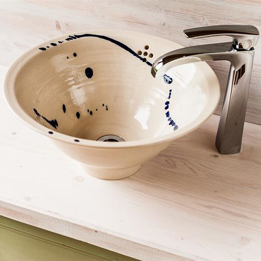 Single bowl basins and sinks