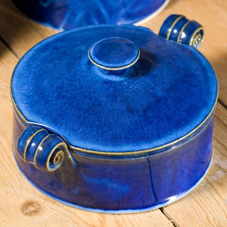 Serveware with outlet lids